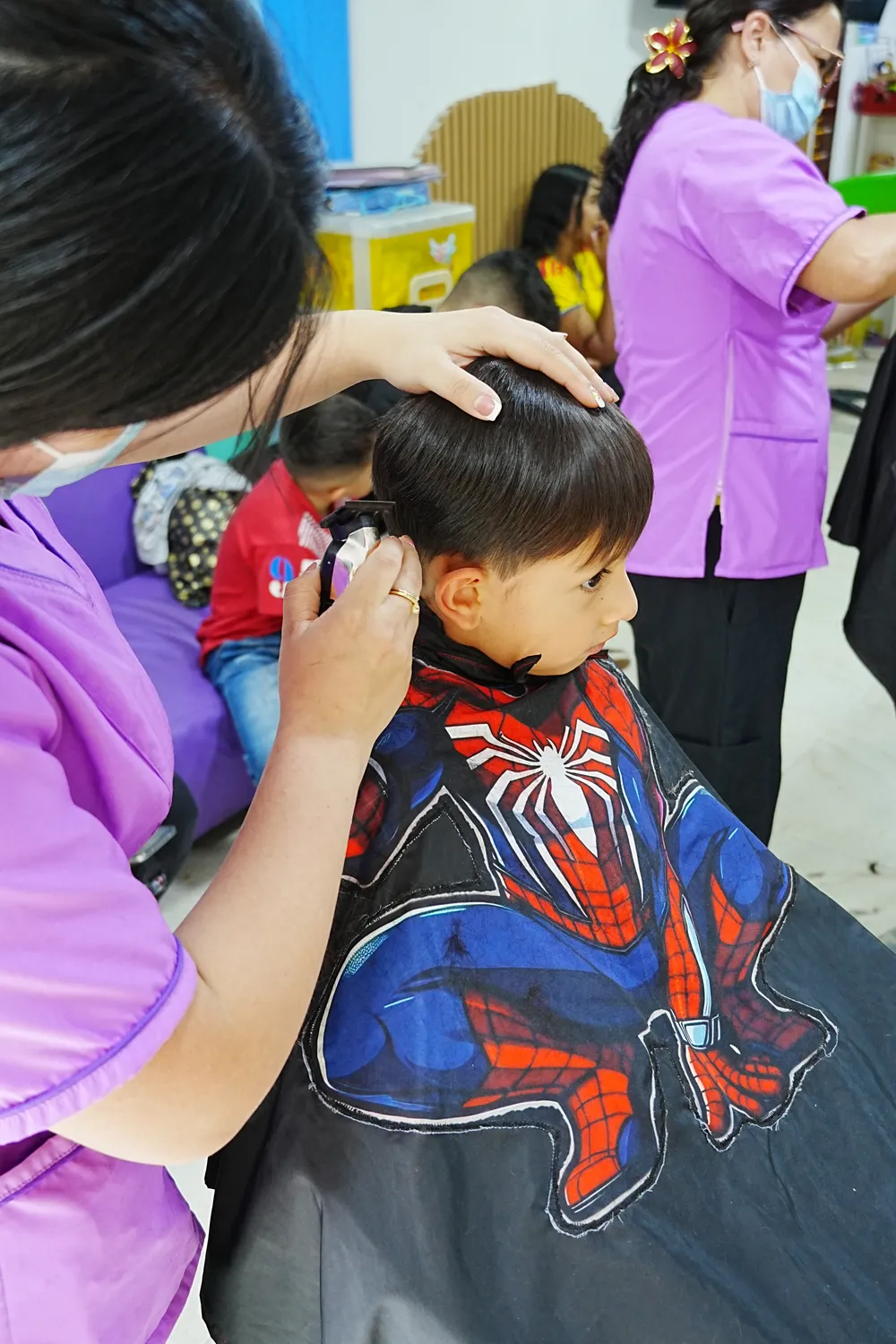 Bebé con capa de superhéroe en su corte en Tinkerbell