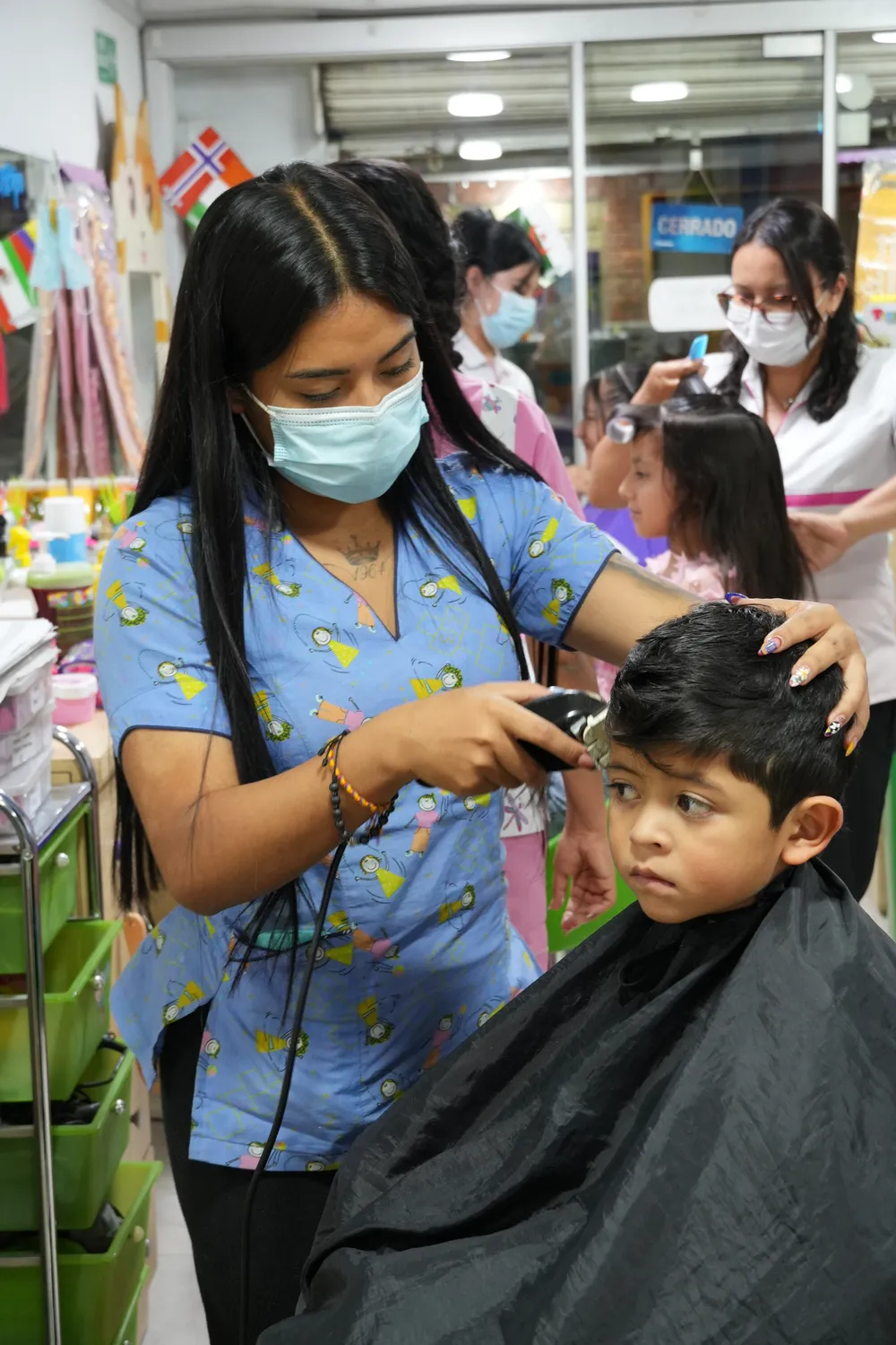 Niño recibiendo un corte de pelo en Tinkerbell