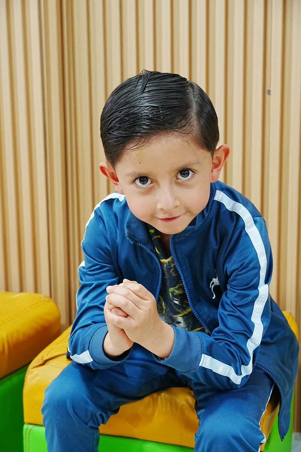 Niño esperando su corte en Tinkerbell