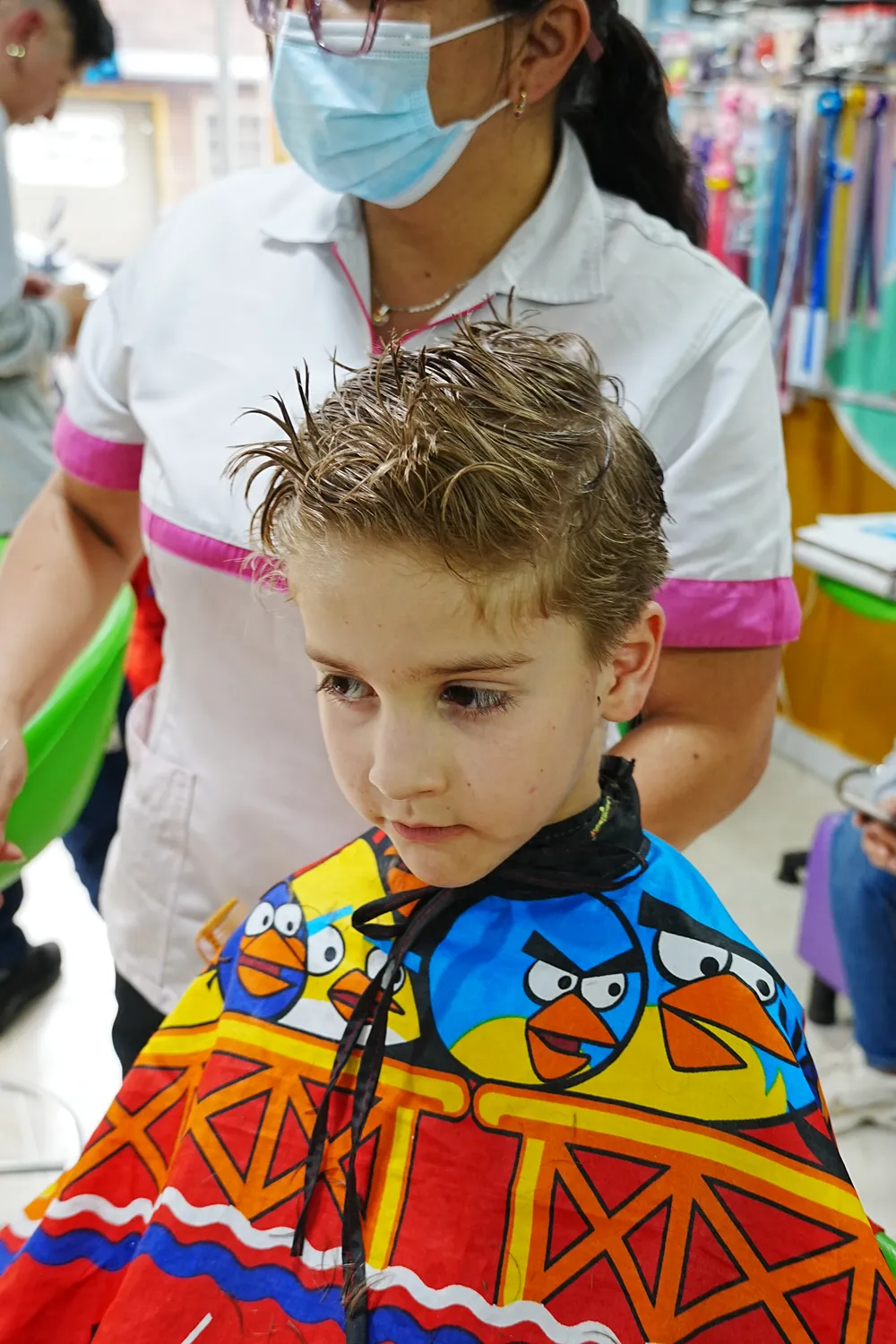 Corte de niño con capa de Angry Birds