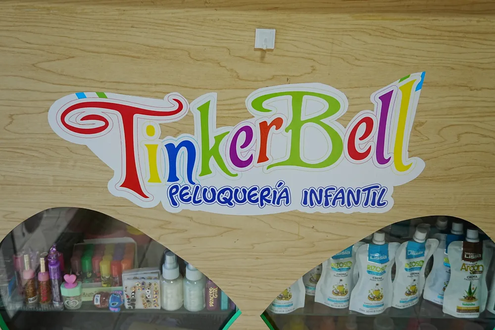 Letrero real de Peluquería Infantil Tinkerbell en el salón