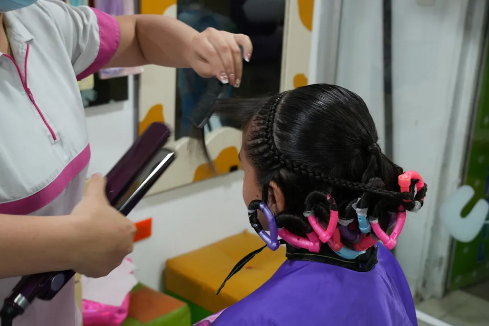 Trenzas con chaquiras de colores hechas en Tinkerbell